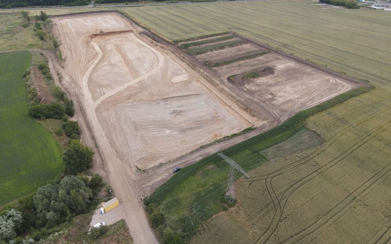 Überblick über die weitläufigen Abbau- und Betriebsflächen des Kieswerks Merseburg mit Fahrspuren, Materialbereichen und angrenzenden Feldern.